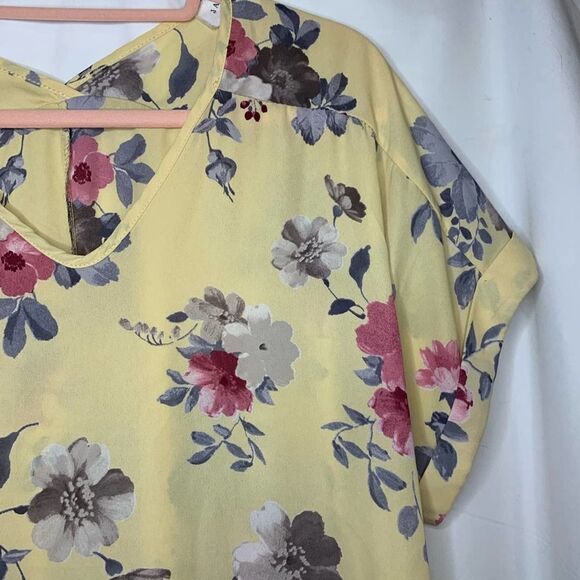 Janette Plus Light Yellow Floral V-Neck Blouse - Picture 4 of 7